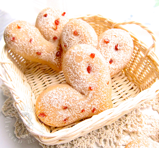 sakura-coloured heart shaped white bread 桜色心形白面包 ♥(ˆ⌣ˆԅ)