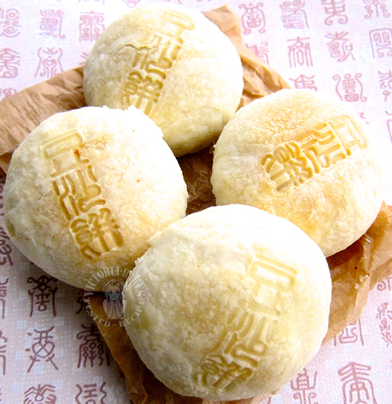 very flaky tau sar piah (mung bean pastry) 绿豆朥饼 ~酥酥酥