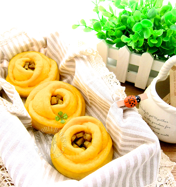 pumpkin rose steam bun with potato curry filling 南瓜土豆咖喱玫瑰包